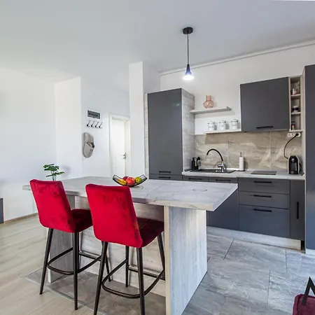 Apartman Mohost Two - Chic Mountain-view Getaway Brassó