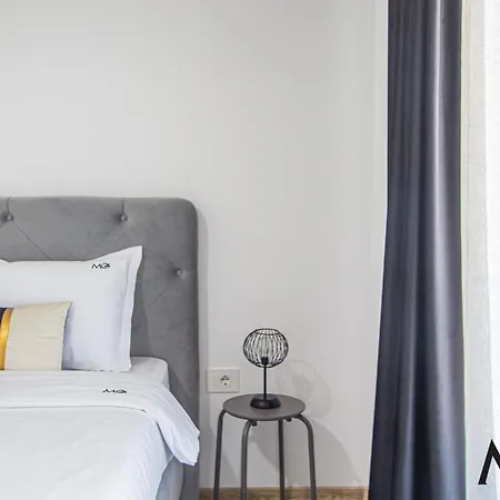 Mohost Two - Chic Mountain-view Getaway *