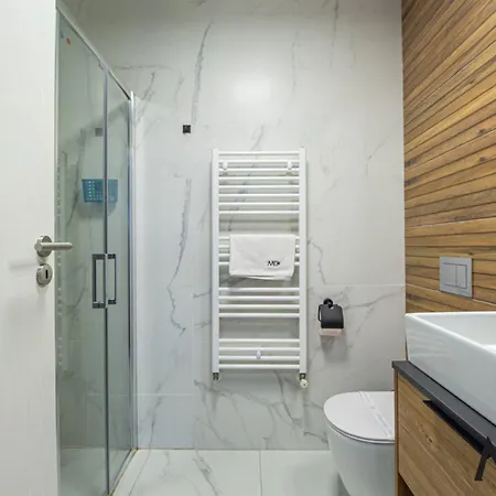 Mohost Two - Chic Mountain-view Getaway Brassó